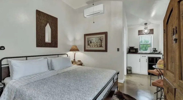Tejas Suite Walking Distance to Main St!, Забронировать Дом для отпуска Фредериксберг Texas Wine Country, рядом с Театр Rockbox