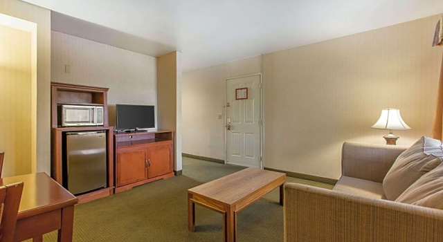 Люкс Econo Lodge Inn & Suites Riverside - Corona