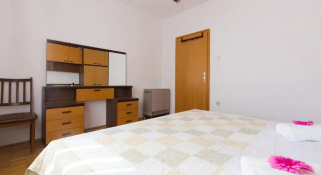 Apartments Andrea V, Забронировать Апартаменты/квартира Отели Крка с парковкой, рядом с Krk Harbour, Парковка