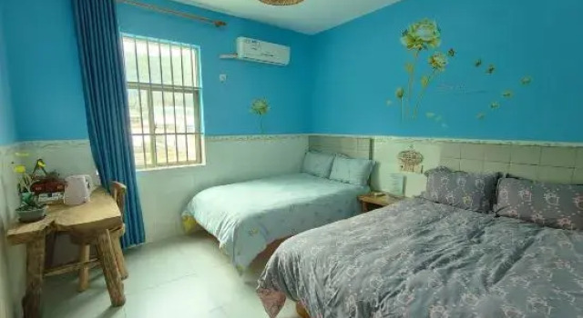 Кровать в общем номере Luoping Star River Express Hotel
