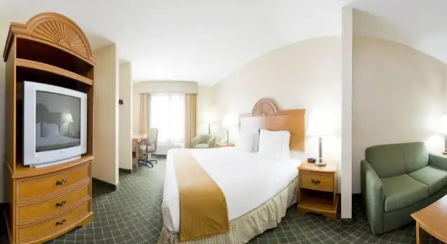 Четырёхместный люкс Holiday Inn Express Hotel & Suites Sylacauga by IHG