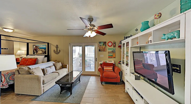 Canal-front Corner W/ Pools - Near The Beach! 1 Bedroom Condo