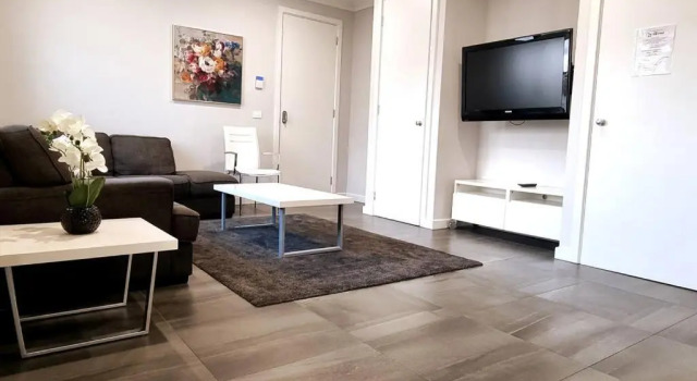 Апартаменты New modern 3 bedroom apartment in St Kilda East