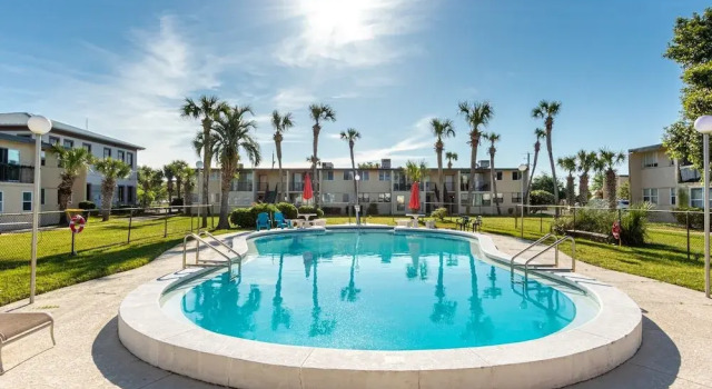 Sea Palm 1D is a 2 BR 1 Bath that is pet friendly and sleeps 6 by RedAwning
