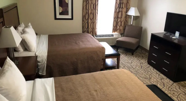 Четырёхместный номер Standard Aviator Suites Hotel Juneau Airport by Aspen Hotels