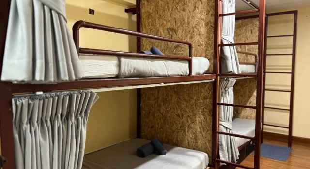 Кровать в общем номере @Home Hostel Wua Lai