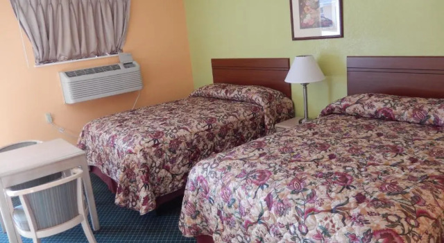 Четырёхместный номер Standard Townsman Motel