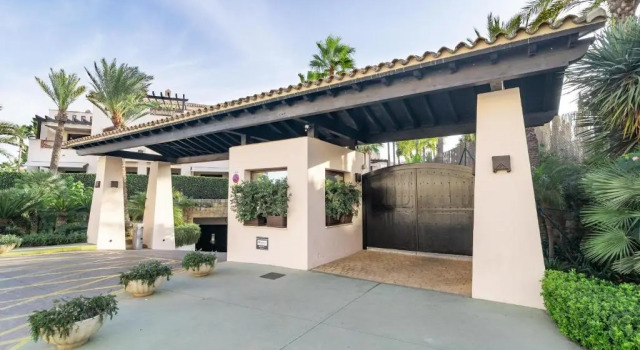 MDB19 - Penthouse near Puerto Banus. Families only, Забронировать Апартаменты/квартира Отели Марбелья с парковкой, рядом с Playas del Duque, Парковка