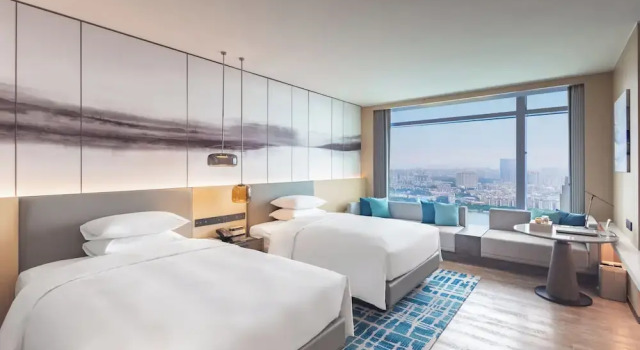 Четырёхместный номер Premium с видом на реку Courtyard by Marriott Guangzhou Pazhou
