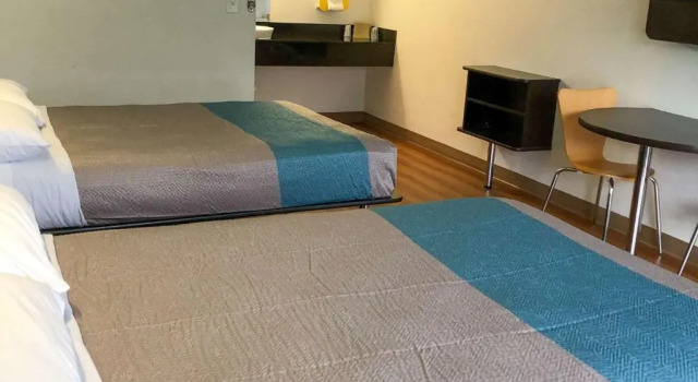 Четырёхместный номер Standard Motel 6-Daytona Beach, FL - Speedway