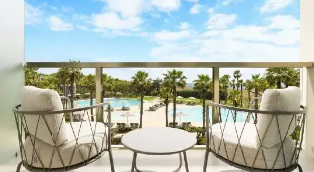 Люкс с 2 комнатами с видом на бассейн The Westin Salgados Beach Resort, Algarve