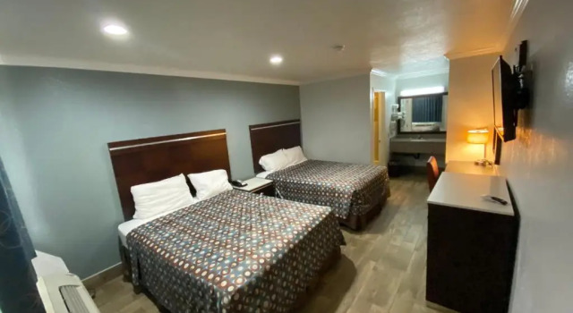 Четырёхместный номер Standard Welcome Inn Corona