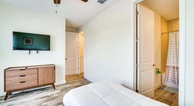 Апартаменты ~ 11 Mi to Disney: Bright Kissimmee Townhome!