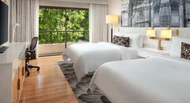 Четырёхместный номер Standard с балконом и с видом на город Avenue of the Arts Costa Mesa, a Tribute Portfolio Hotel