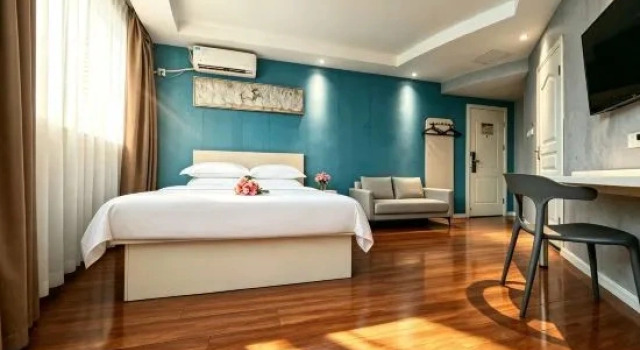 Четырёхместный семейный люкс с 2 комнатами Jintai Commerce Hotel