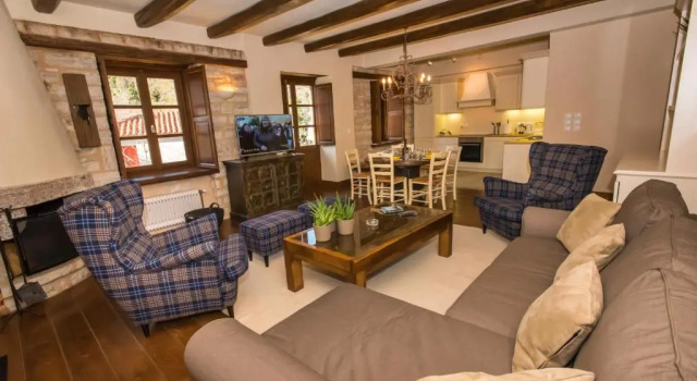 Epoches, Book Hotel Karpenisi 