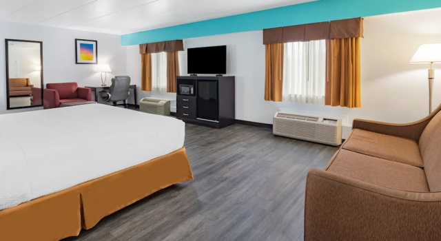 Люкс Travelodge by Wyndham Livonia Canton Novi Detroit Area
