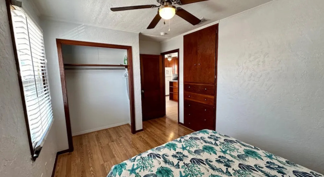 One Particular Cottage - Next to Margaritaville, Забронировать Дом для отпуска Отели в центре Форт-Майерс-Бич, в центре
