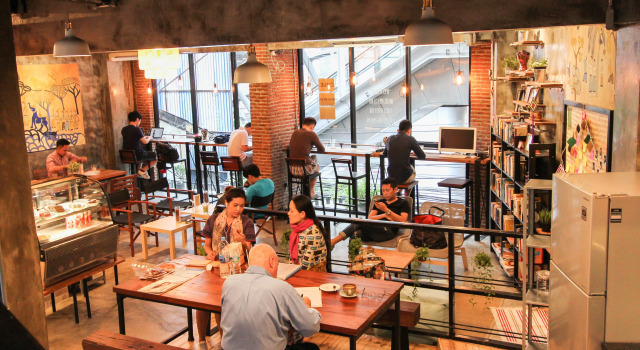 Кровать в общем номере с 4 комнатами ThongLor Travellers Hostel and Cafe