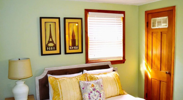 Red 4 Apartment - Experience the Comfort of This Charming
