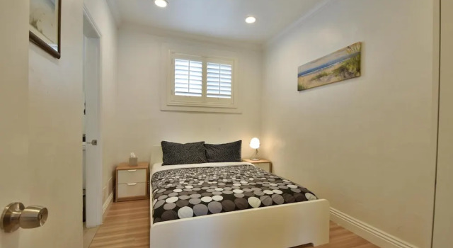 A3 Modern Home Next to Beach Sleeps 4 With AC and Beach Essentials