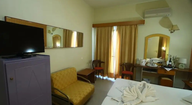 Трёхместный номер Standard с балконом и с видом на город Mantas Hotel