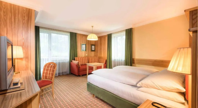 Двухместный номер Comfort Österreichischer Hof-im Bademantel direkt in die Alpentherme