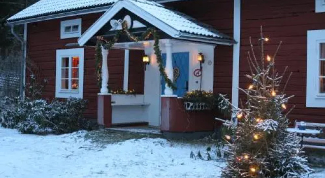 Olsbacka cottage, Rezerwuj Dom wakacyjny Hotele w Svealand z parkingiem, Parking