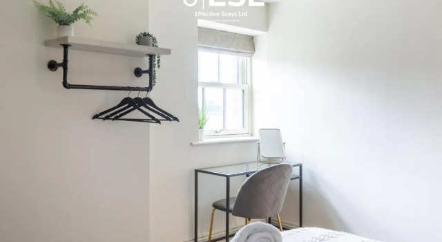 Free Parking - Shrewsbury Square - Central 2 Bedroom Top Floor Apartment
