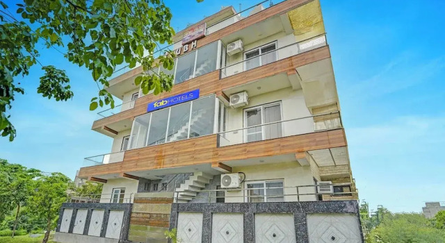 Fabhotel Shubh Palace