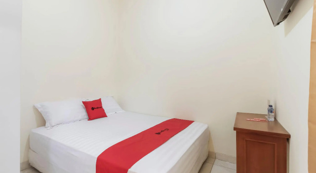 RedDoorz @ Tanjung Duren, Book Hotel Grogol Jakarta, nær Tarumanagara University