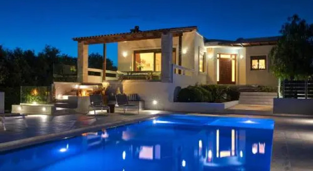 Villa Ampelaki - with heated pool