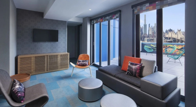 Четырёхместный номер Standard Пентхаус с балконом Aloft by Marriott Long Island City-Manhattan View