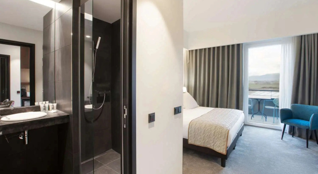 Четырёхместный номер Deluxe с балконом Best Western Plus Hotel Restaurant Les Humanistes proche Route des Vins