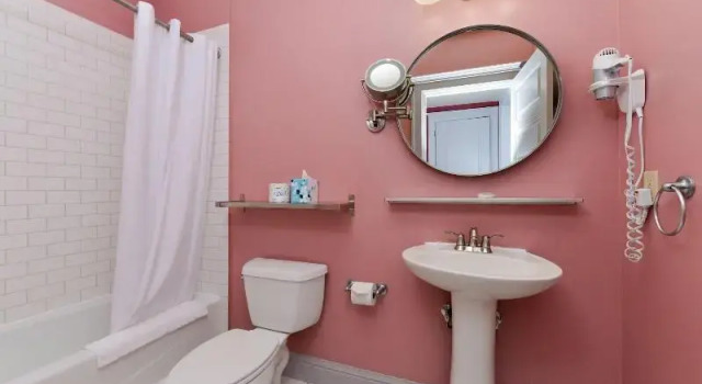 Четырёхместный номер Standard Montvale Hotel