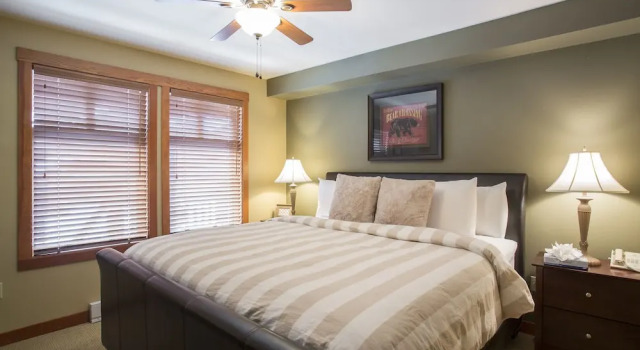 1310 - One Bedroom + Den Standard Eagle Springs West 1 Condo by RedAwning, Varaa Huoneisto Solitude 