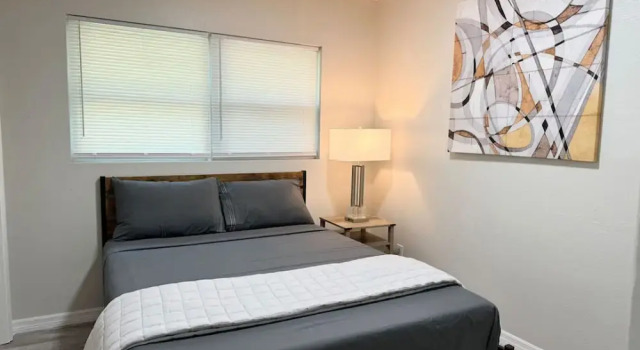 Pool Home in Seminole 5miles to Beach, Book Hotel Hoteller i Seminole med parkering, Parkering