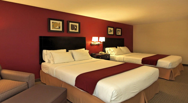 Четырёхместный номер Standard Holiday Inn Express Hotel & Suites Defiance by IHG