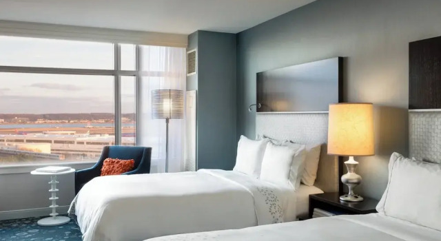 Четырёхместный клубный номер Standard с видом на город Renaissance Arlington Capital View Hotel