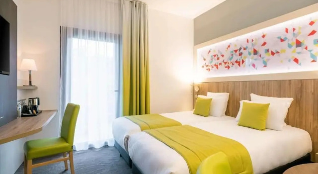 Balkonlu Ekonomi çift kişilik oda Brit Hotel Figeac