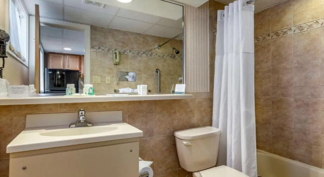 Четырёхместный номер Standard с частичным видом Quality Inn Boardwalk
