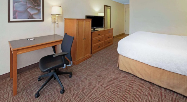 Двухместный номер Pet-Friendly La Quinta Inn & Suites by Wyndham Salt Lake City - Layton