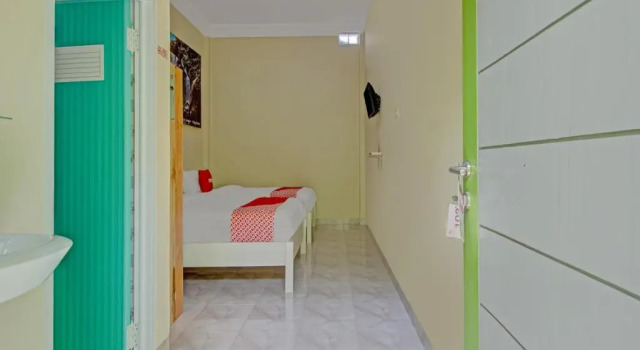 Двухместный номер Deluxe RedDoorz Syariah at Shakira Alesha Enggal