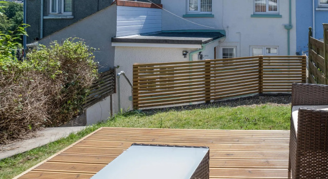 Newell Hill House - 3 Bedroom Holiday Home - Tenby, Забронировать Дом для отпуска Отели Тенби с парковкой, рядом с Castle Hill, Парковка