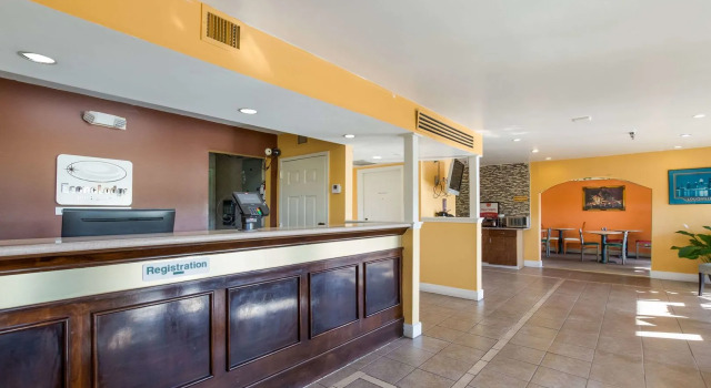 Econo Lodge Inn & Suites I-65, Rezervovat Hotel Brooks Kentucky