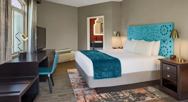 Двухместный люкс с балконом Hotel Indigo San Antonio Riverwalk by IHG