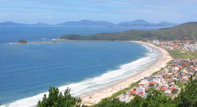 Casa de praia em Palmas-SC a 40 metros do mar, Забронировать Отель Говернадор-Селсу-Рамус Санта-Катарина