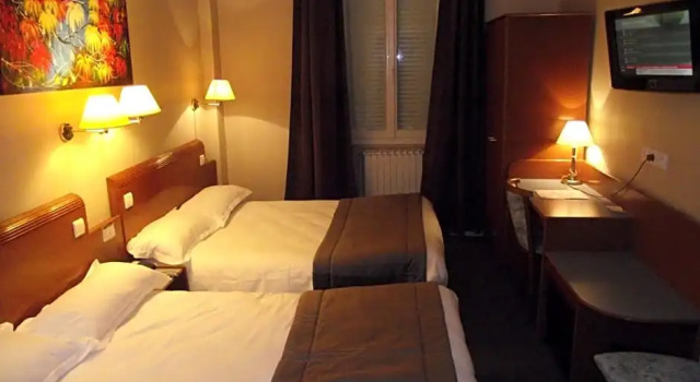 Четырёхместный номер Standard Logis Hotel des Bourbons Montluçon Climatisé