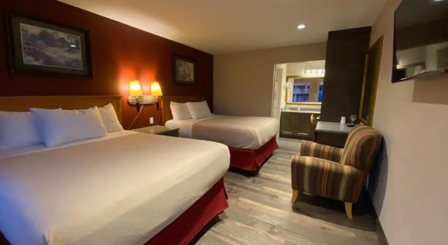 Четырёхместный номер Standard Sahara Courtyard Inn & Suites Osoyoos