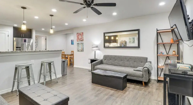 3 Mi to Dtwn Austin! Sleek Apt w/ Private Patio, Забронировать Апартаменты/квартира Остин Greater Austin